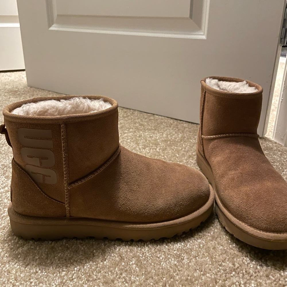 Ugg classic mini logo boot